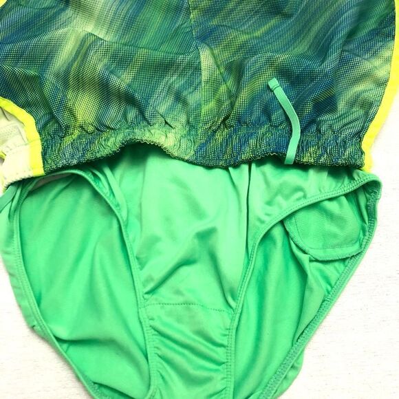 Bundle under armour heat gear and Nike dri-fit womens shorts size S - Picture 5 of 11